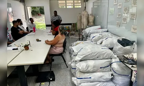 UEL repassa doação de 2 mil peças de roupas à cooperativa de catadores