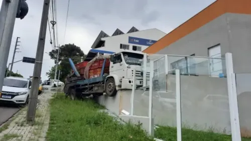 Um caminhão caçamba desgovernado bateu contra o muro e assustou moradores