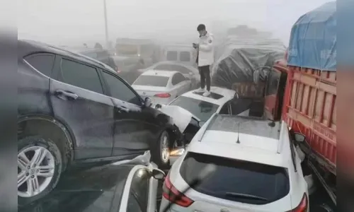 Engavetamento com mais de 200 veículos deixa um morto na China