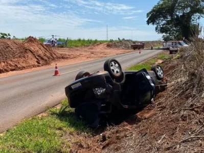 Um homem, de 49 anos, morreu e seus filhos ficaram feridos após o carro em que eles estavam capotar na PR-463