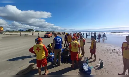 Banhista fica 15 minutos submerso e é resgatado de helicóptero no PR