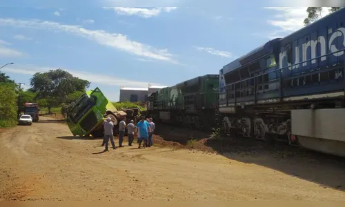 Colisão entre trem e caminhão é registrada na região; veja