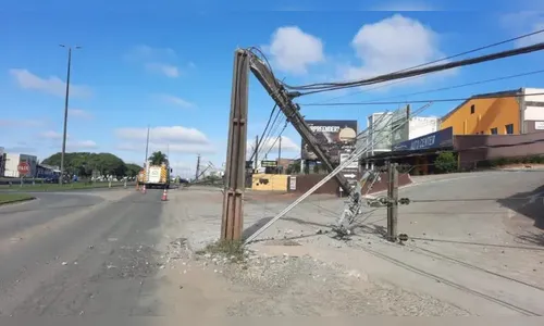 Voltando da festa de Ano Novo, motorista derruba 5 postes no PR