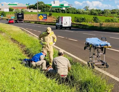 Uma mulher, de 39 anos, foi encontrada caída dentro da canaleta central da rodovia BR-376