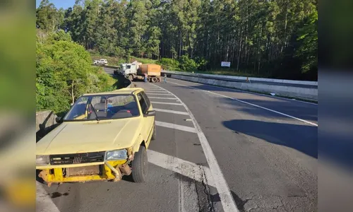 BR-376: caminhão bate na traseira de Uno, em Mauá da Serra