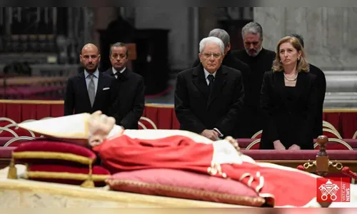 Vaticano inicia funeral público de Bento XVI em basílica