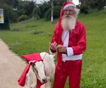 Vestido de Bom Velhinho, Antônio Cione Sobrinho, vem acompanhado de Neném, seu fiel escudeiro