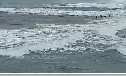 Vídeo: Guarda-vidas salvam vítima de afogamento em praia de Guaratuba