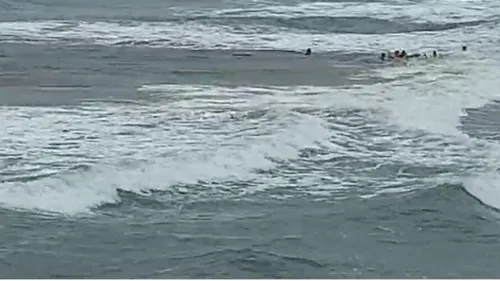 Vídeo: Guarda-vidas salvam vítima de afogamento em praia de Guaratuba