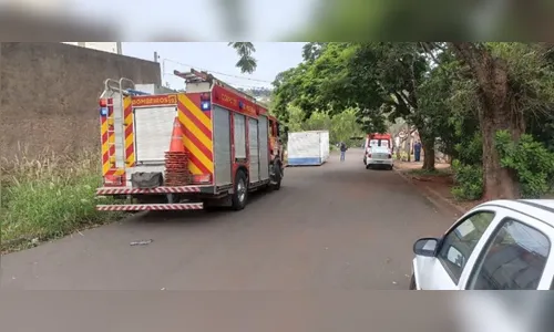 Criança é trancada sozinha dentro de casa e pede socorro aos vizinhos