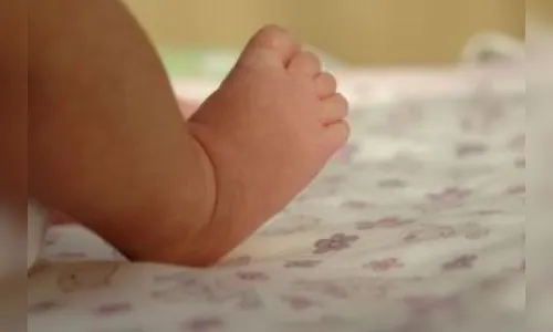 Homem tenta acertar soco em mulher, e atinge bebê de 7 meses