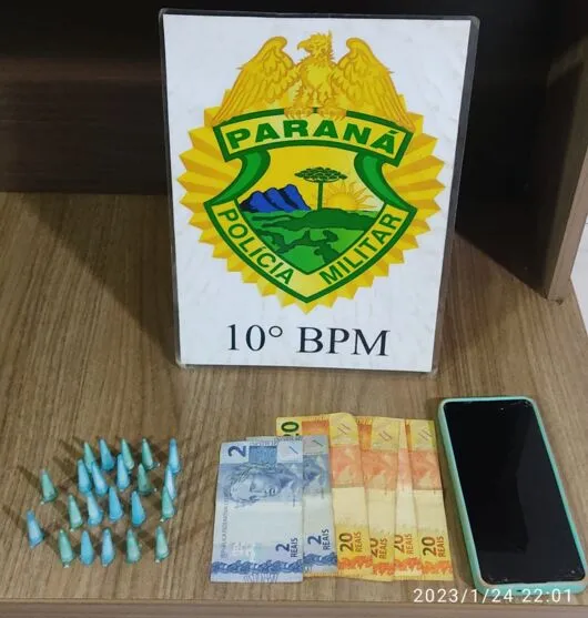 Durante a revista, a polícia encontrou 20 pinos de cocaína no bolso de um deles