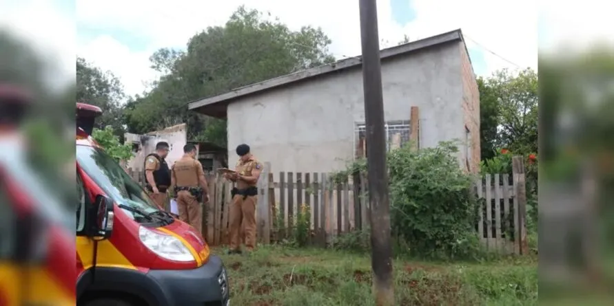 Homem teria levado uma facada na região do pescoço após uma briga com seu irmão.