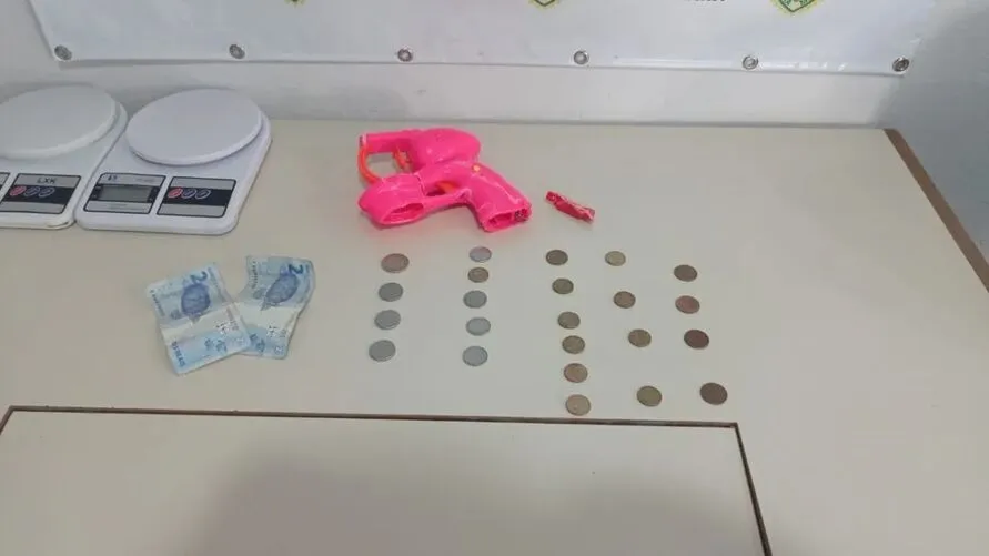 Homem usa arma de brinquedo para assaltar ônibus
