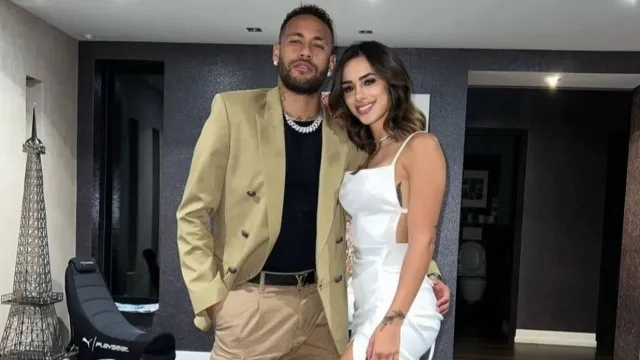 No fim de semana, Neymar interrompeu uma live feita numa partida online de jogo para falar com a amada