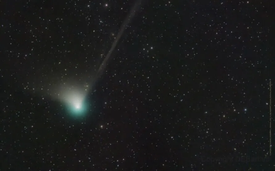 O cometa verde tem uma órbita ao redor do sol que passa pelos confins do sistema solar