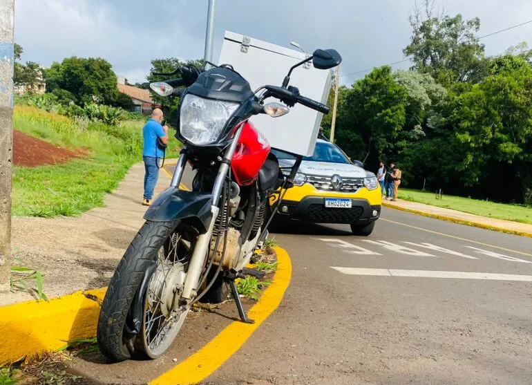 O motorista do carro permaneceu no local para prestar atendimento e não teve ferimentos