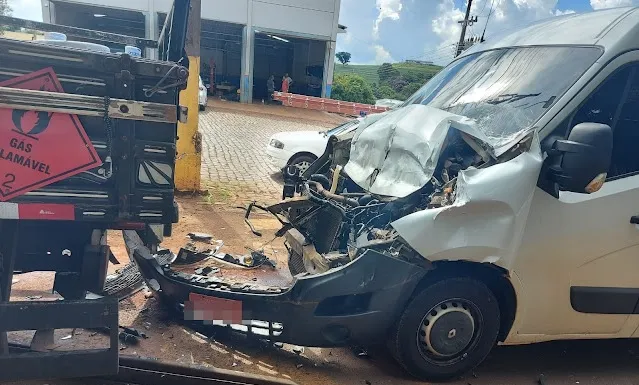 Van atingiu a traseira do caminhão em Marilândia do Sul