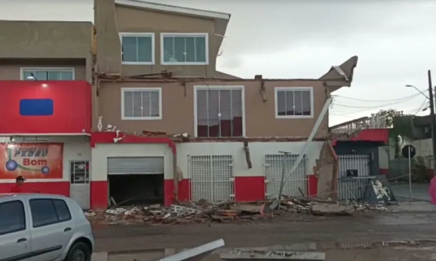 A casa possui três andares e, conforme relato de moradores da região, o raio atingiu a ponta da sacada do último andar