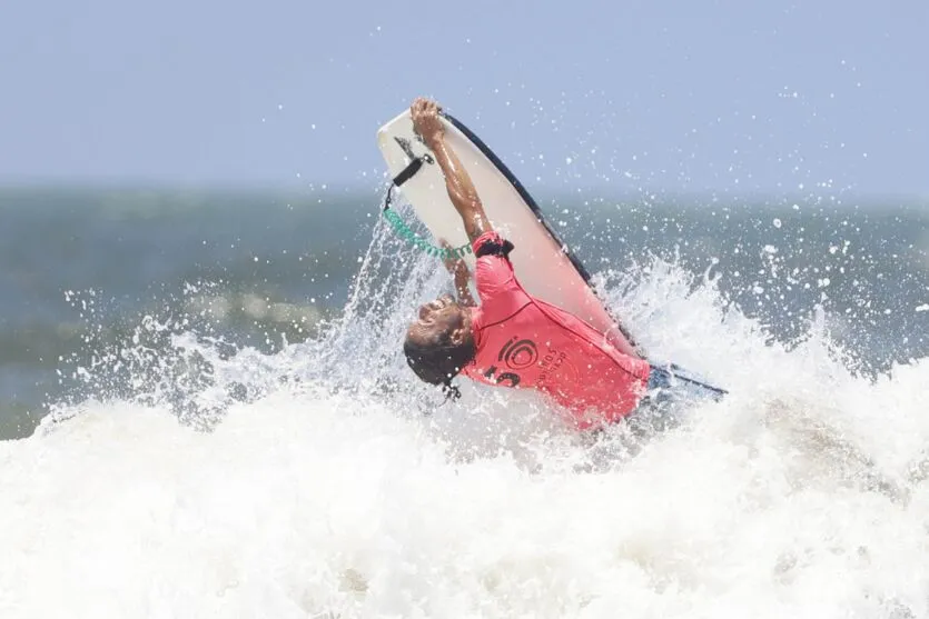 A praia brava de Guaratuba recebeu neste fim de semana (28 e 29), a 1ª etapa do Circuito Paranaense de Bodyboarding 2023. O evento faz parte dos Jogos de Aventura e Natureza do Verão Maior Paraná e foi organizado com o apoio da Federação Paranaense de Bodyboarding, do Instituto Guaramar e da prefeitura de Guaratuba.