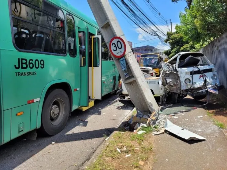 Acidente aconteceu na manhã desta segunda-feira (23), em Curitiba