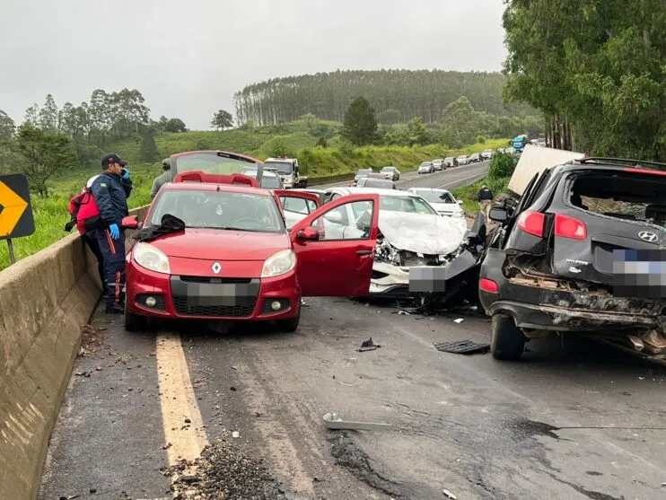 Acidente aconteceu no km 325 da BR-376, na Serra do Cadeado