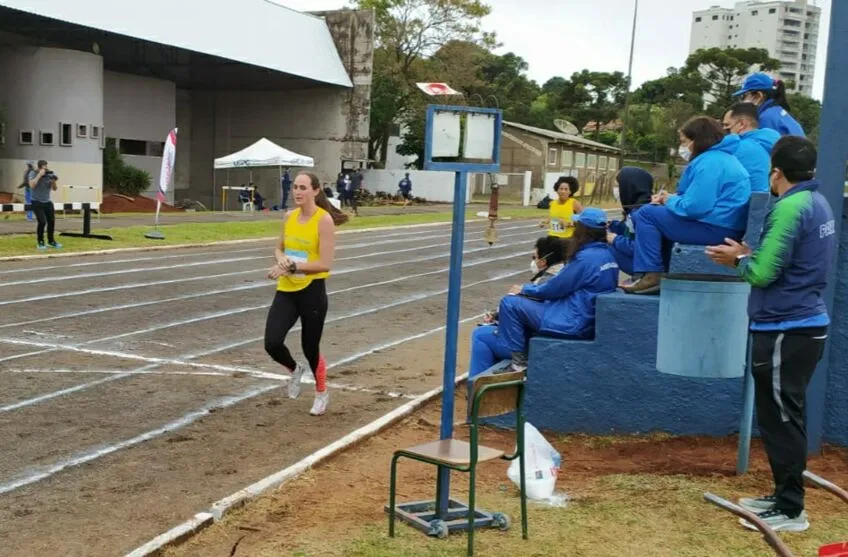 Atleta de 29 anos de idade, é treinada pelo professor Paulo César Costa, o Paulinho