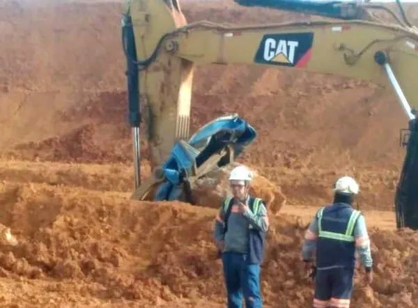 Banheiro químico com trabalhador dentro foi esmagado por escavadeira hidráulica