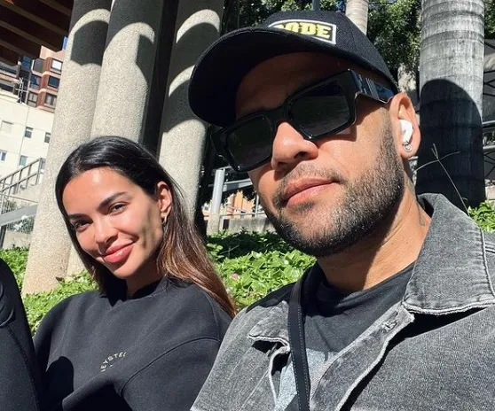 Daniel Alves ao lado da modelo Joana Sanz