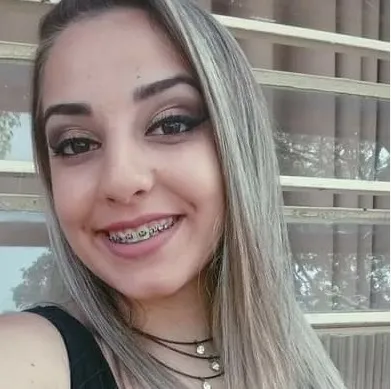 Gabriela Stefany Jacovozzi ocupava a garupa do veículo que era pilotado por um homem