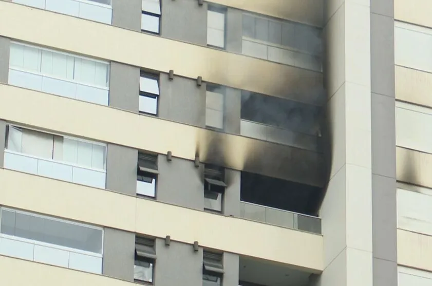 Incêndio atinge apartamento em Londrina e moradores deixam prédio