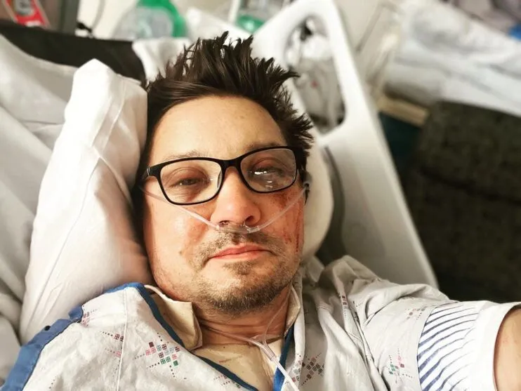 Jeremy Renner recebe alta hospitalar após acidente: 'Em casa'