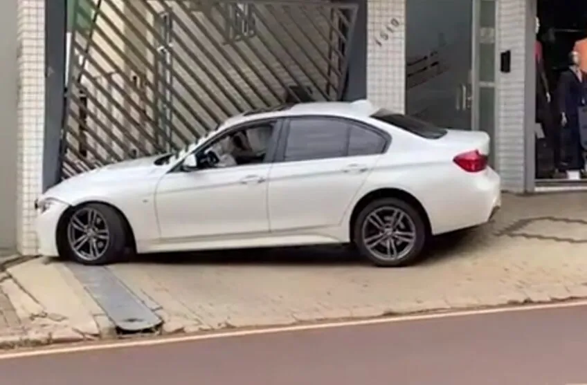 Motorista abandona BMW após bater em portão de prédio