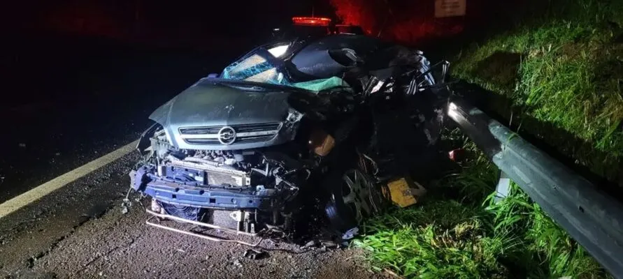 Motorista teria perdido o controle da direção e invadiu a pista contrária