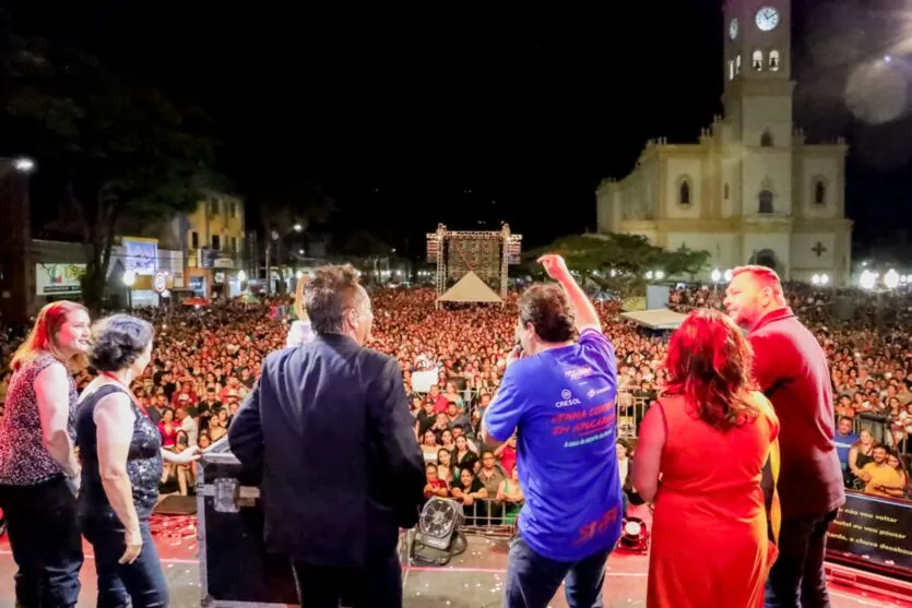 Na única pausa do show, o cantor Leonardo conduziu o coro de parabéns para Apucarana