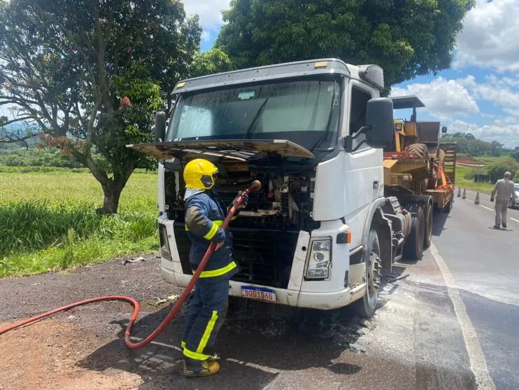 No veículo, que transportava maquinários, estavam o motorista e o ajudante, que não ficaram feridos