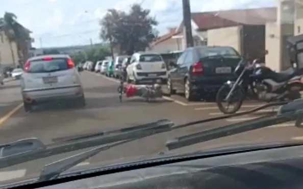 O acidente foi na Rua  Roberto Brzezinski esquina  com a Avenida Goioerê.