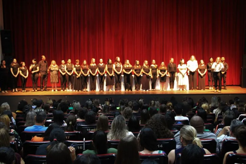 O ato contou com a presença da secretária da Educação, Cristiane Rossetti