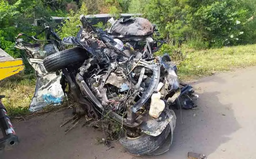 O automóvel foi esmagado pela carreta