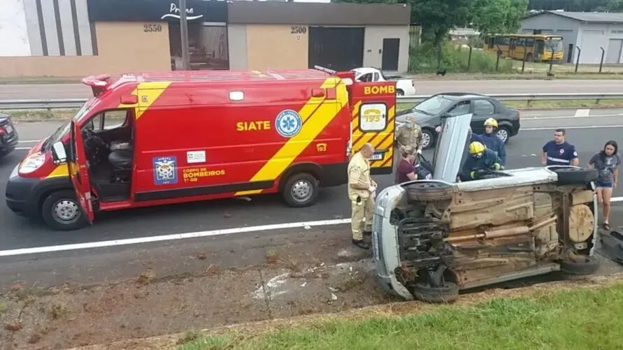 O capotamento ocorreu na manhã deste sábado (14)