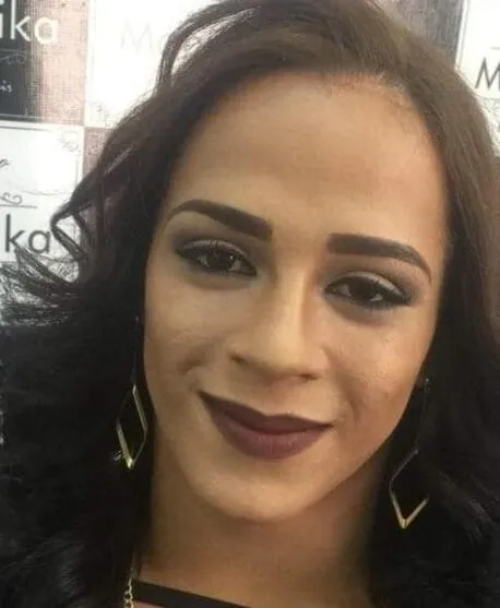 O corpo da jovem Victória de Lima, de 25 anos, morta a tiros no dia 25 de junho do ano passado foi exumado na manhã desta quinta-feira (9)