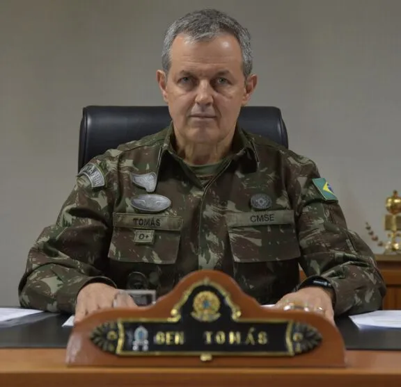 O general Ribeiro Paiva assumirá o cargo