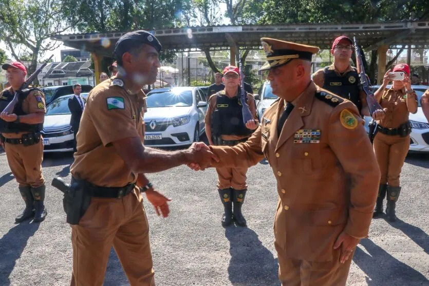 O secretário de segurança, Cel. Hudson Leôncio Teixeira acompanhado pelo comandante geral da pm Cel. Sérgio Almir Teixeira e demais autoridades, participa da troca de comando