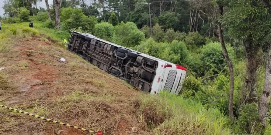 O veículo tombou na madrugada desta terça-feira (31), em Fernandes Pinheiro