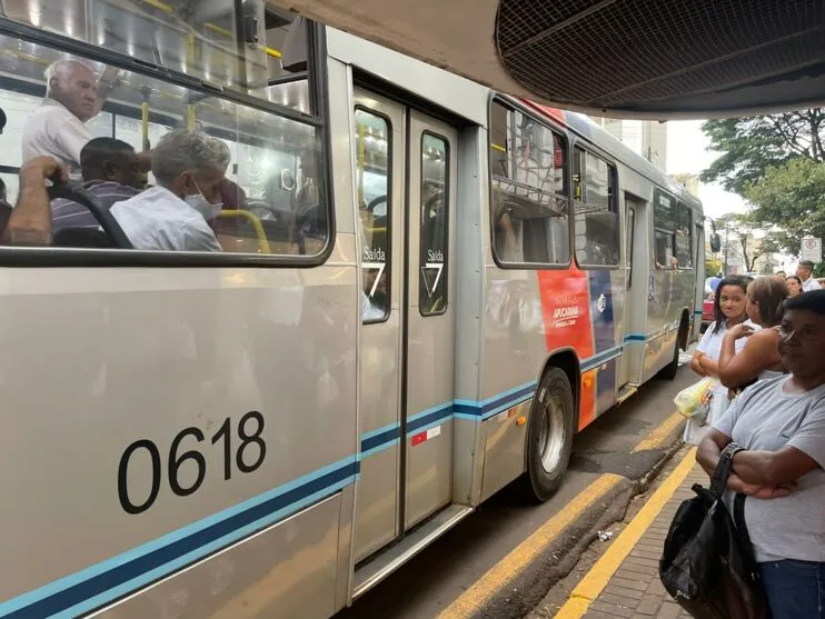 Os pontos de ônibus ficaram lotados e os moradores da cidade, mesmo apoiando o movimento, reclamaram