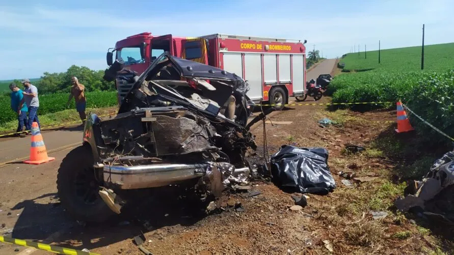 Picape ficou totalmente destruída após o acidente