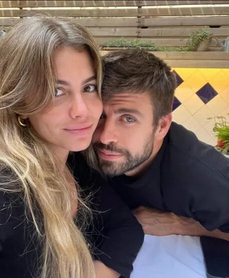 Piqué assumiu a namorada recentemente, mas relação é antiga