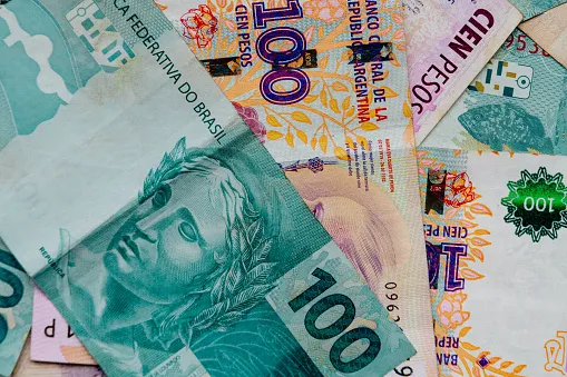 Proposta em estudo entre Brasil e Argentina visa criação de moeda comum