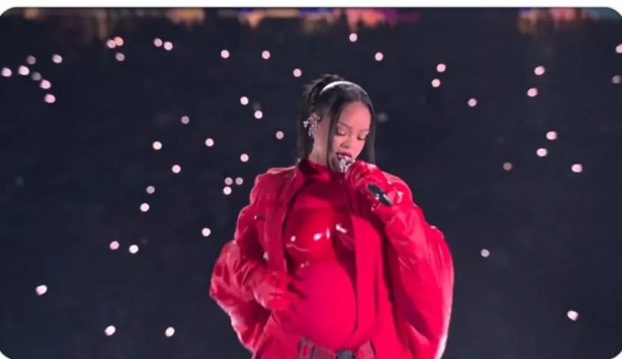 Rihanna 'voa' no show do intervalo do Super Bowl e canta hits