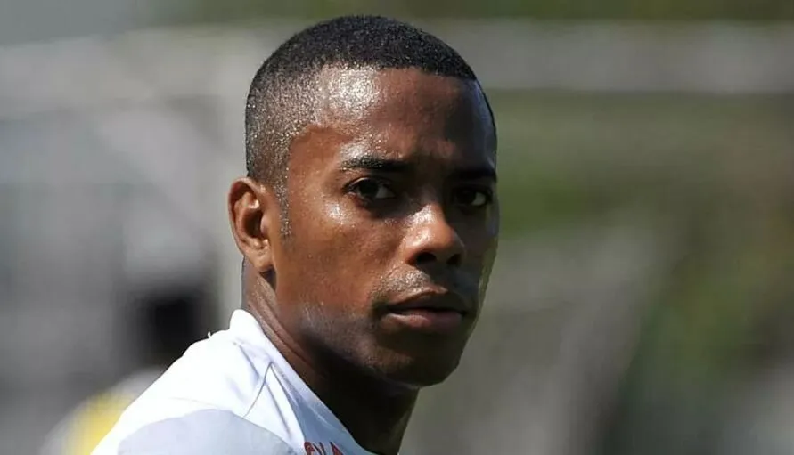 Robinho pode cumprir no Brasil a condenação de nove anos de prisão por estupro